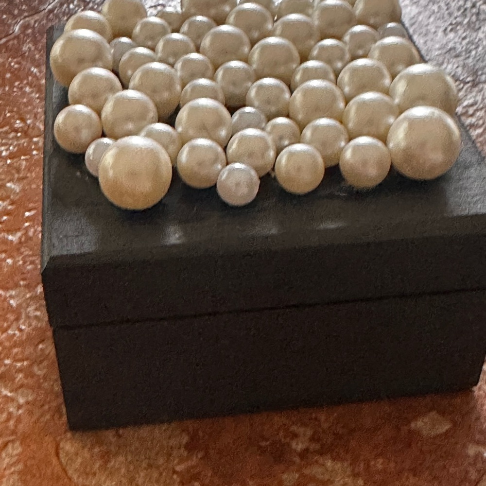 Hand crafted Pearl Cluster black wood trinket box - Picture 8 of 12